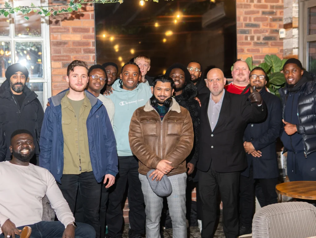 People-enjoying-conversations-about-finance-topics-in-the-city-at-night